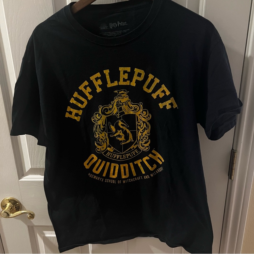 Hufflepuff Quidditch Black T-Shirt. Large.